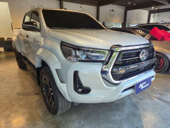 TOYOTA HILUX 2.8 D-4D TURBO DIESEL CD SRX 4X4 AUTOMÁTICO
